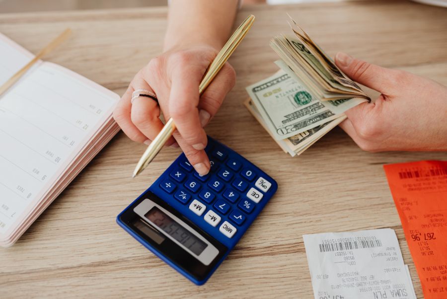 Việc tính toán và đổi tiền trước khi đi sẽ giúp bạn chủ động hơn trong quá trình kiểm soát ngân sách du lịch