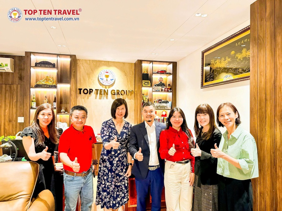 Ban Lãnh Đạo cấp cao của Top Ten Travel chụp ảnh lưu niệm cùng đại diện Destination New South Wales