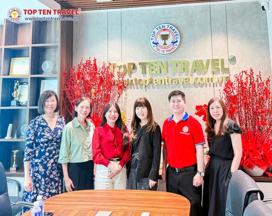 Bà Hoàng Minh Nhi - Giám Đốc Kinh Doanh Tour chụp ảnh lưu niệm cùng Đoàn tại trụ sở chính Top Ten Travel