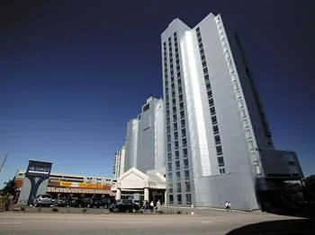 Di lịch Canada ngắm thác ngay trong khách sạn