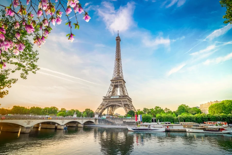 Khám phá Tháp Eiffel cùng những câu chuyện lịch sử thú vị