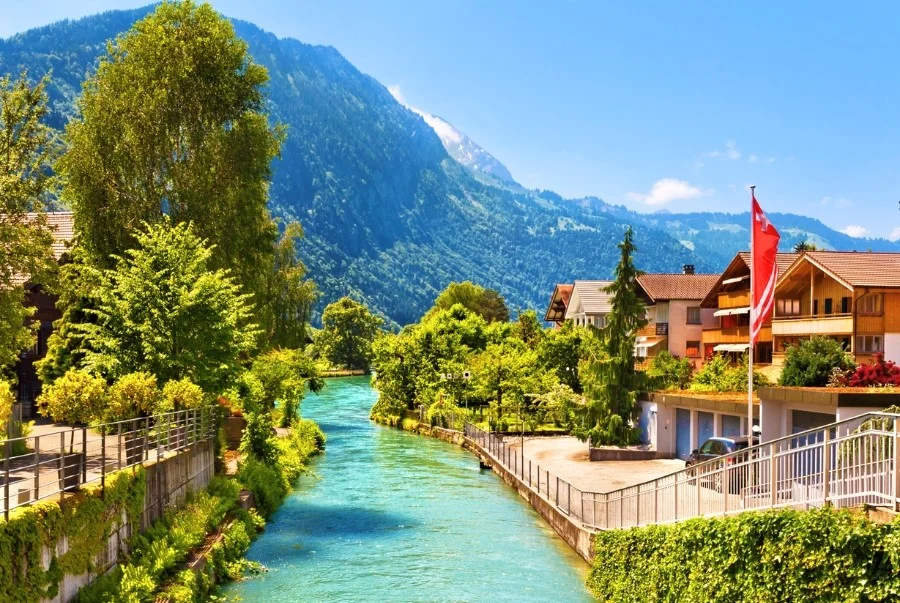 Khám phá vẻ đẹp cổ tích của Interlaken giữa lòng Thụy Sĩ