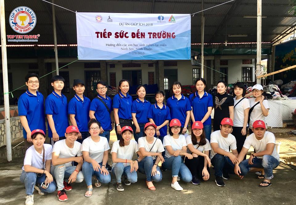 Top Ten Travel trao 1000 phần quà cho trẻ em nghèo