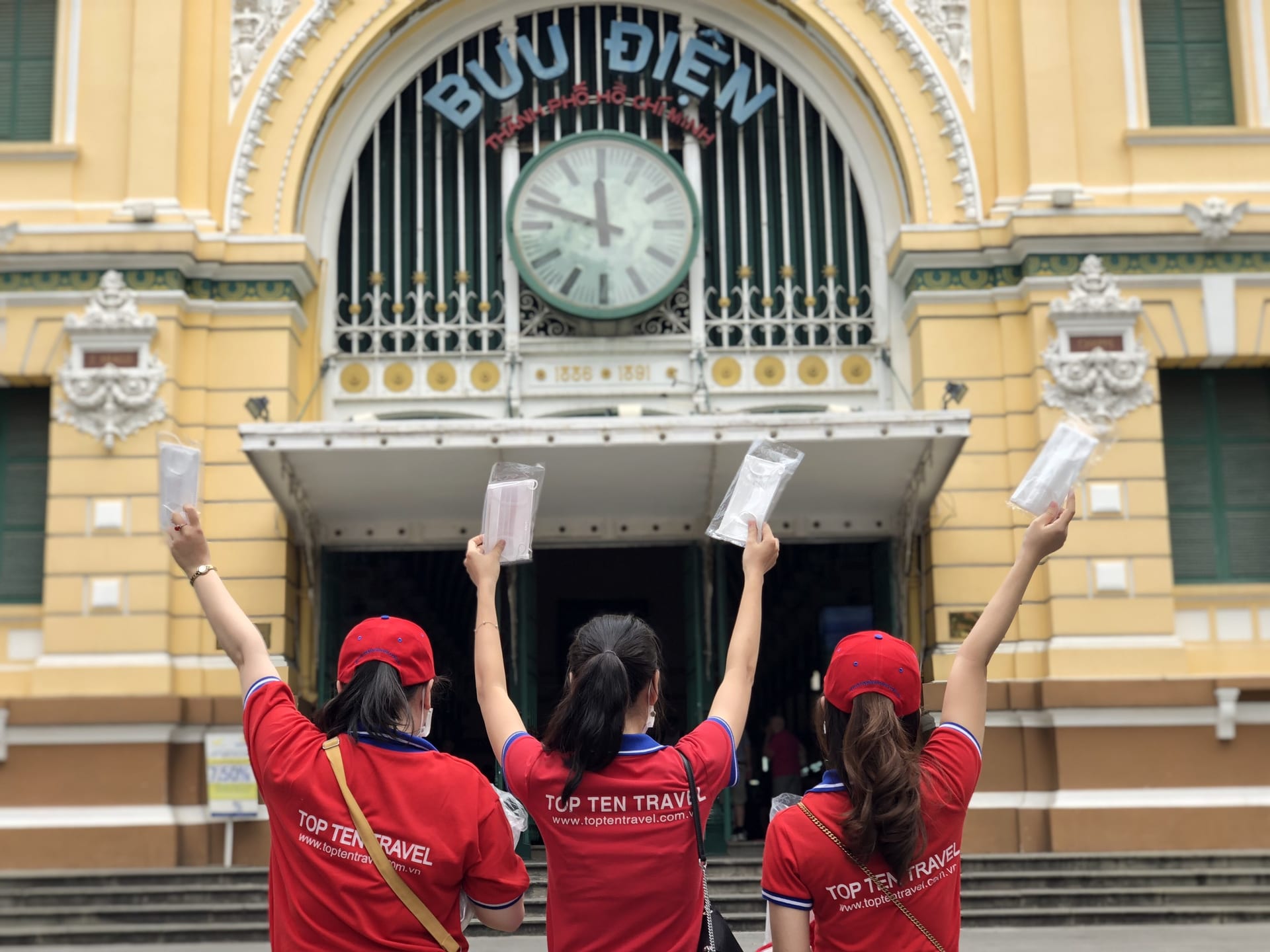 Top Ten Travel phối hợp cùng Hiệp Hội Du Lịch và CLB Unesco phát 100.000 khẩu trang y tế cho du khách tại TP. HCM