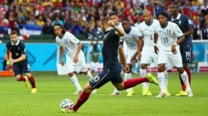 Pháp khởi đầu như mơ với chiến binh Benzema