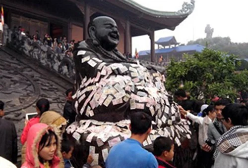 Tiền lẻ tràn ngập ở đền chùa