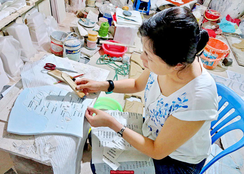 Hoàn thành tấm bản đồ Việt Nam bằng gốm ở Trường Sa