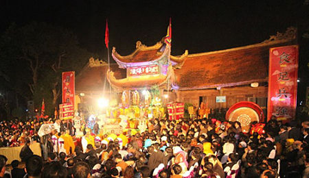 Linh thiêng lễ phát lương đền Trần Thương