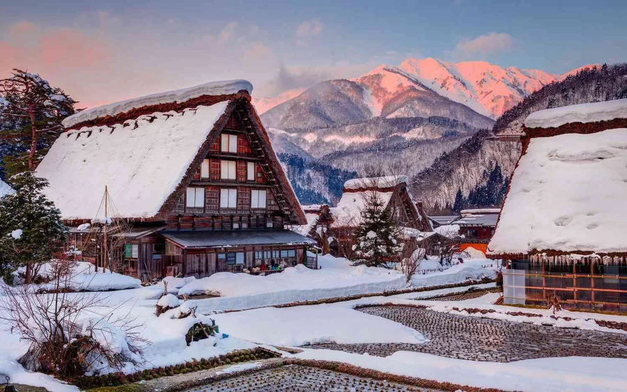 Vẻ đẹp mê hoặc của Làng cổ Shirakawa-go mùa tuyết trắng ở Nhật Bản
