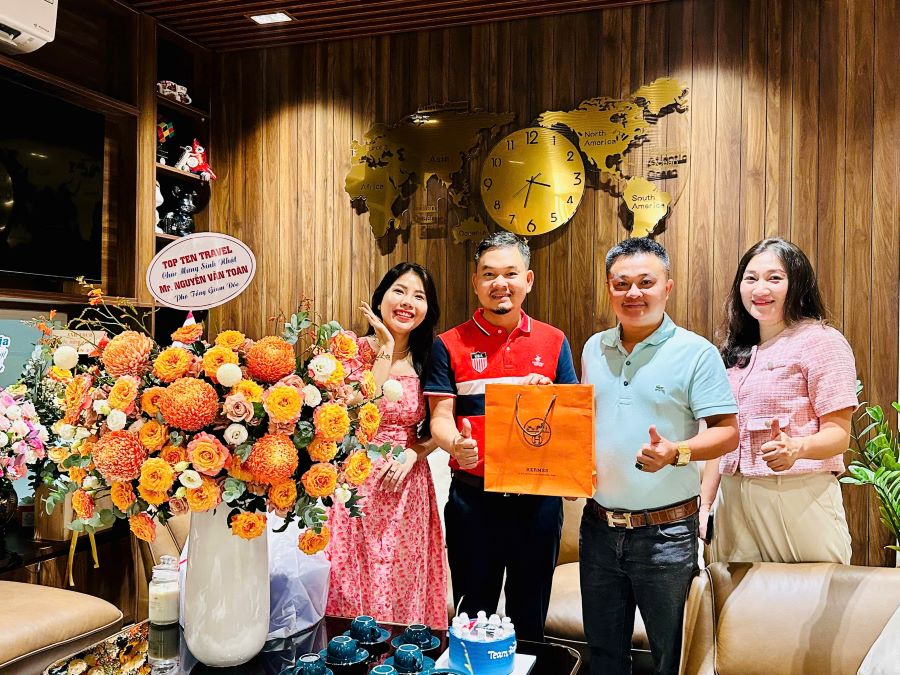 Ngập tràn sắc hoa trong ngày mừng sinh nhật CEO Nguyễn Văn Toàn tại Top Ten Travel