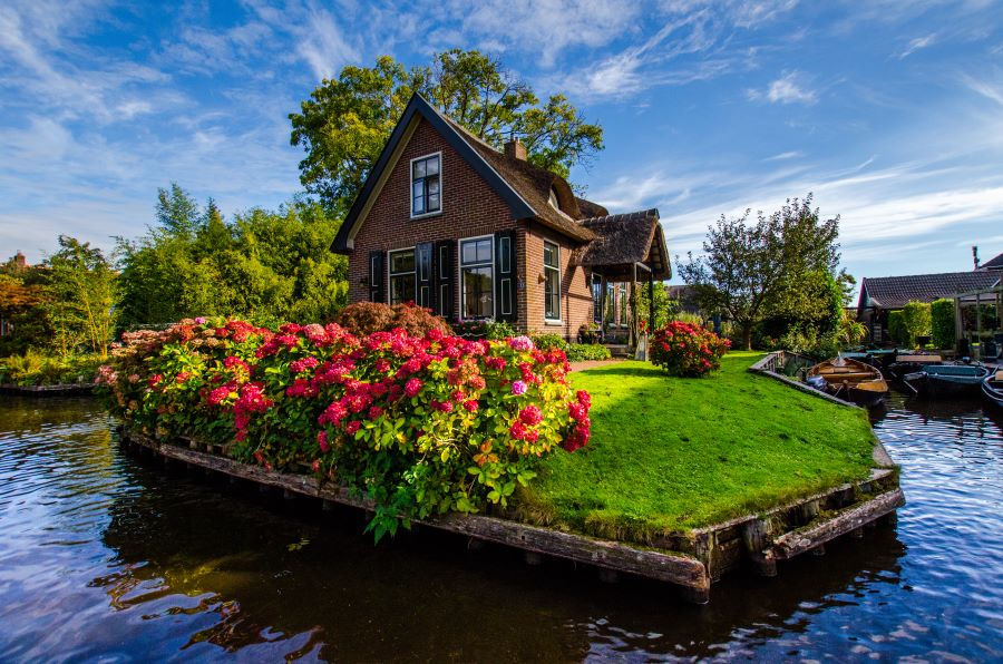 Khám phá ngôi làng Giethoorn khi đi tour du lịch Hà Lan