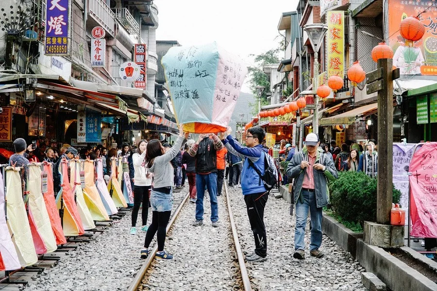 Du lịch Đài Loan - Ghé phố cổ Shifen trải nghiệm thả đèn trời lãng mạn