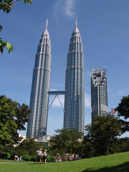 Sừng sững tòa tháp đôi Petronas trong tour Malaysia