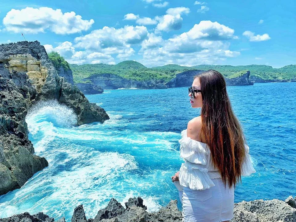 Du lịch Indonesia khám phá đảo Nusa Penida với sắc xanh của biển trời bao la