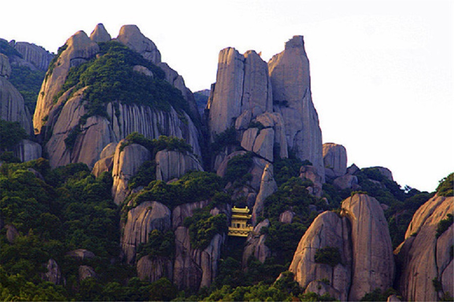 Ngôi đền nặng 100 tấn nằm cheo leo giữa 2 đỉnh núi khiến du khách tò mò