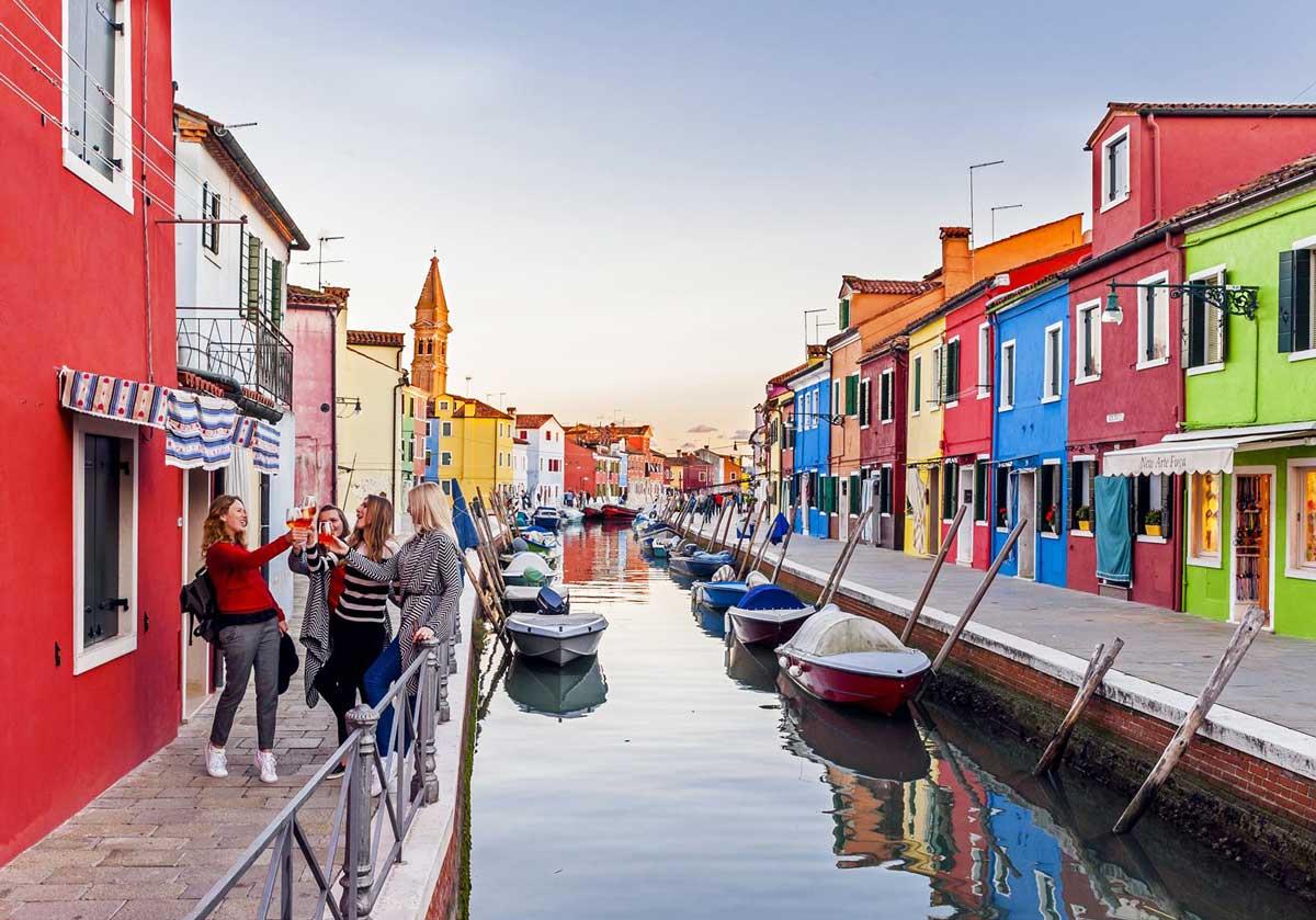Ghé thăm ngôi làng bảy sắc cầu vồng Burano ở đất nước Italia