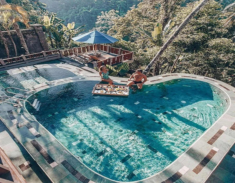 Hồ bơi trái tim lơ lửng giữa khu rừng nhiệt đới ở Bali xinh đẹp