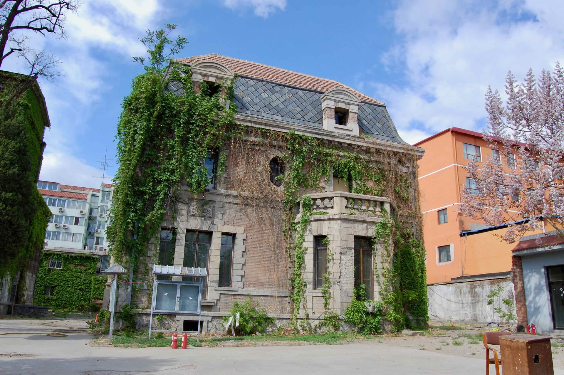 Câu chuyện ly kỳ về ngôi nhà phủ rêu xanh rùng rợn ở Bắc Kinh