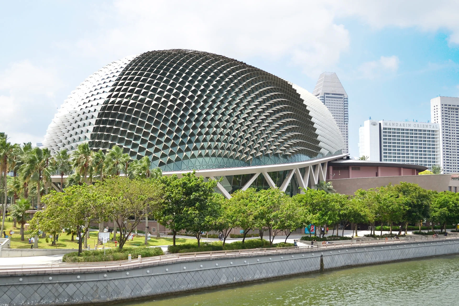 Độc đáo nhà hát Sầu Riêng ở Singapore