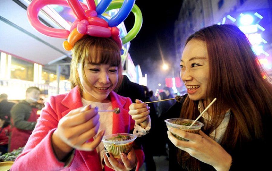 Khám phá khu chợ đêm dài 2 km đầy thú vị ở Trung Quốc