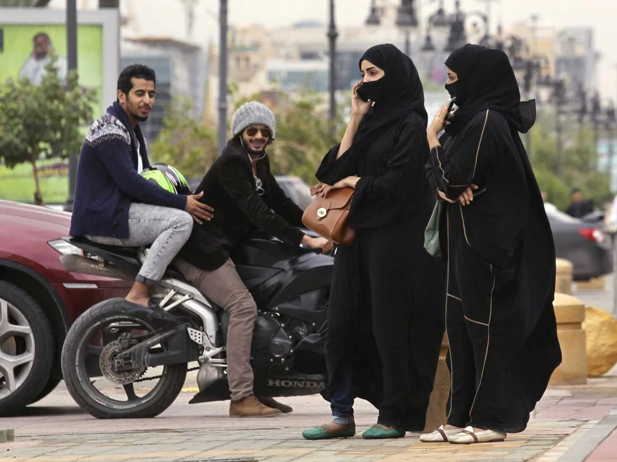 Du lịch Dubai, bạn không được làm điều này với phụ nữ mặc áo choàng đen