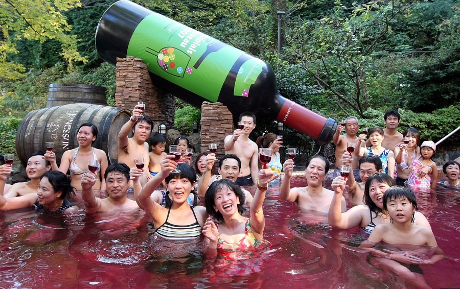 Hakone Kowakien Yunessun - Nơi du khách tắm trong bồn rượu khổng lồ