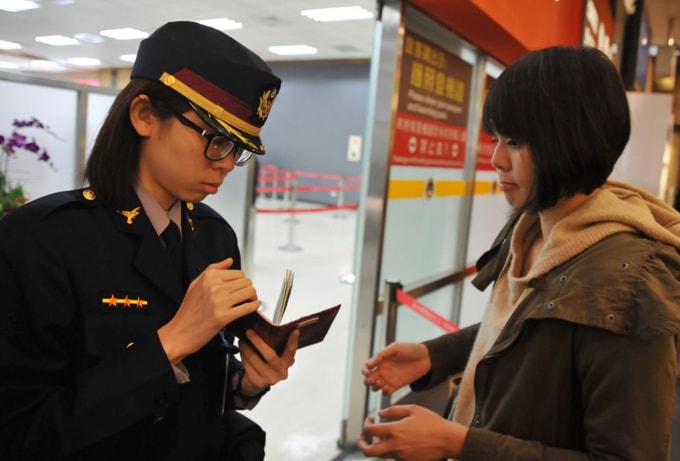 Những rắc rối do hộ chiếu mang lại