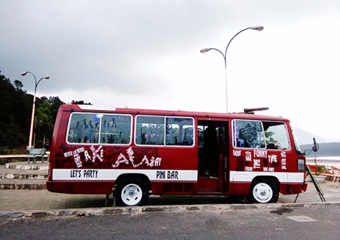 Độc đáo quán bar trên chiếc xe bus ở Đà Lạt