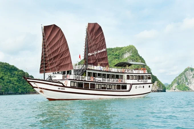 Vịnh Hạ Long cấm du khách lên boong tàu du lịch