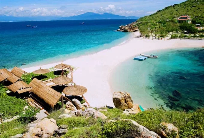 Bãi tắm đôi đẹp như thiên đường ở Đảo Yến Nha Trang