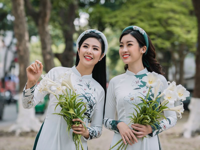 Hoa loa kèn tinh khôi gọi tháng 4 về trên khắp các góc phố Hà Nội