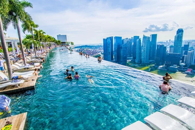 Bể bơi nằm giữa lưng chừng trời ở Singapore