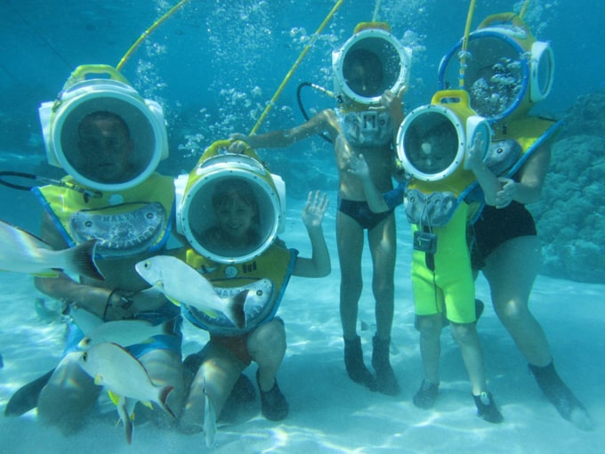 Thoải mái đi bộ dưới dấy biển ở Nha Trang