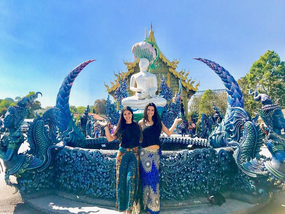 Ngất ngây với ngôi đền xanh Wat Rong Suea Ten dát đầy vàng ở Thái Lan