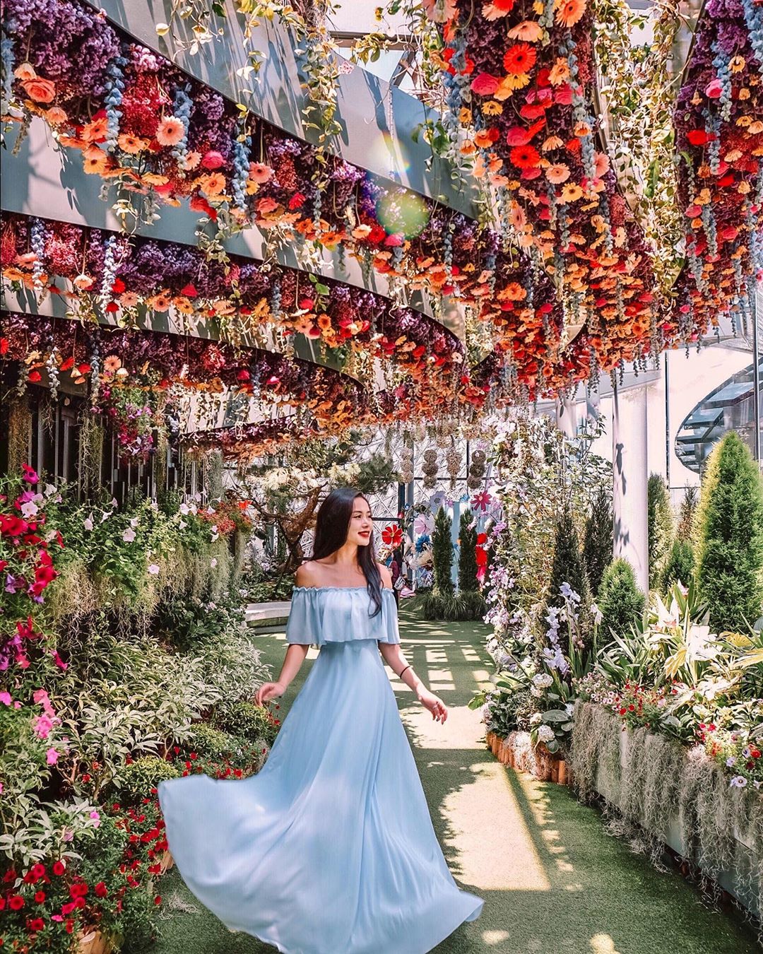 Gardens by The Bay - Vương quốc cổ tích với 15.000 bông hoa treo ngược trần nhà