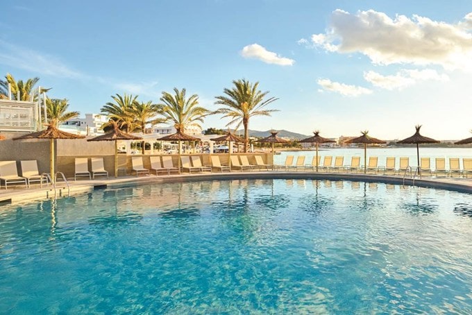 Bãi biển Ibiza - Nơi nghĩ dưỡng yêu thích của Ronaldo và Messi ở Tây Ban Nha