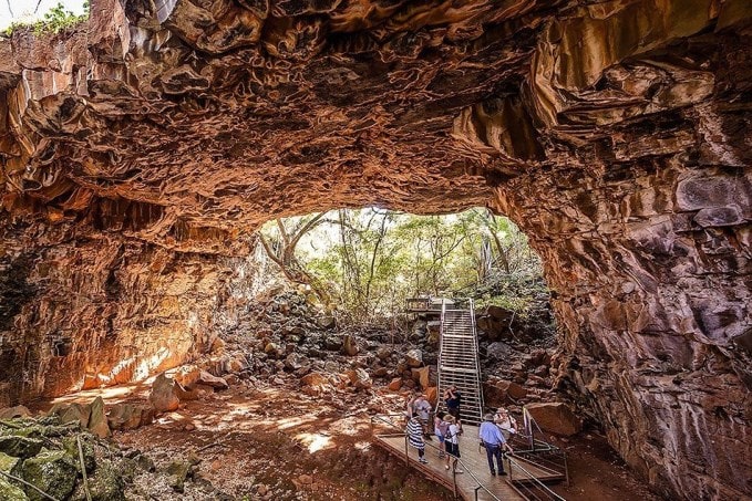 Khám phá động núi lửa lâu đời nhất trên thế giới ở Úc