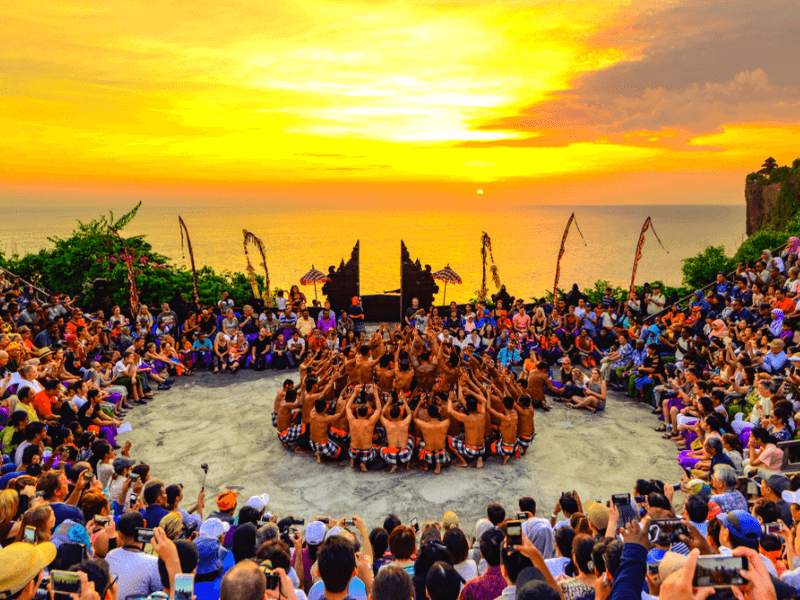 Hoà mình vào điệu múa đón hoàng hôn ở Bali