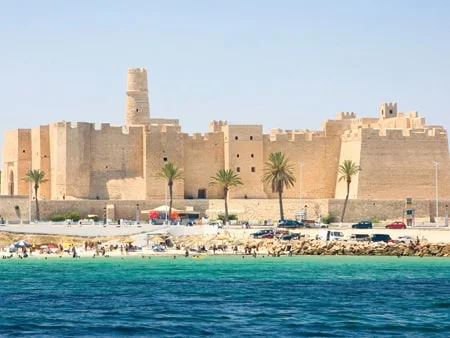 Nắng vàng và trời xanh ở Tunisia