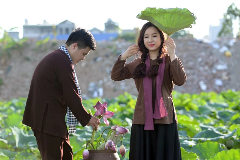 Tháng 5 cùng nàng ngắm nhìn mùa sen nở rộ giữa đồng Tháp Mười