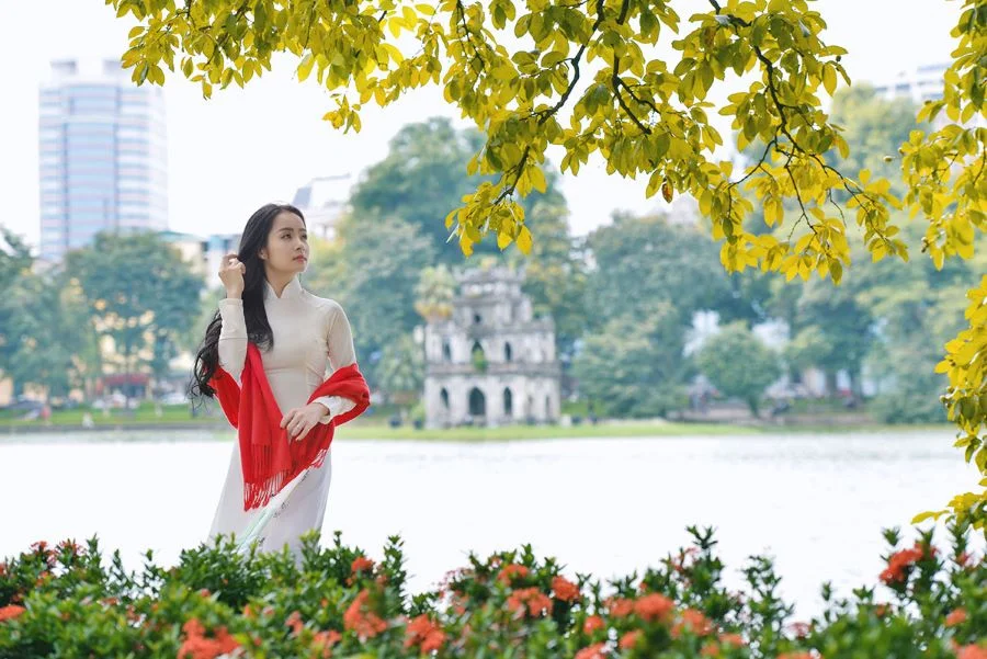 Hà Nội mùa thu chìm đắm trên những con đường quên lối về