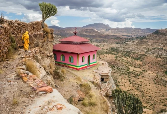 Nhà thờ trên đỉnh núi đá ở Ethiopia