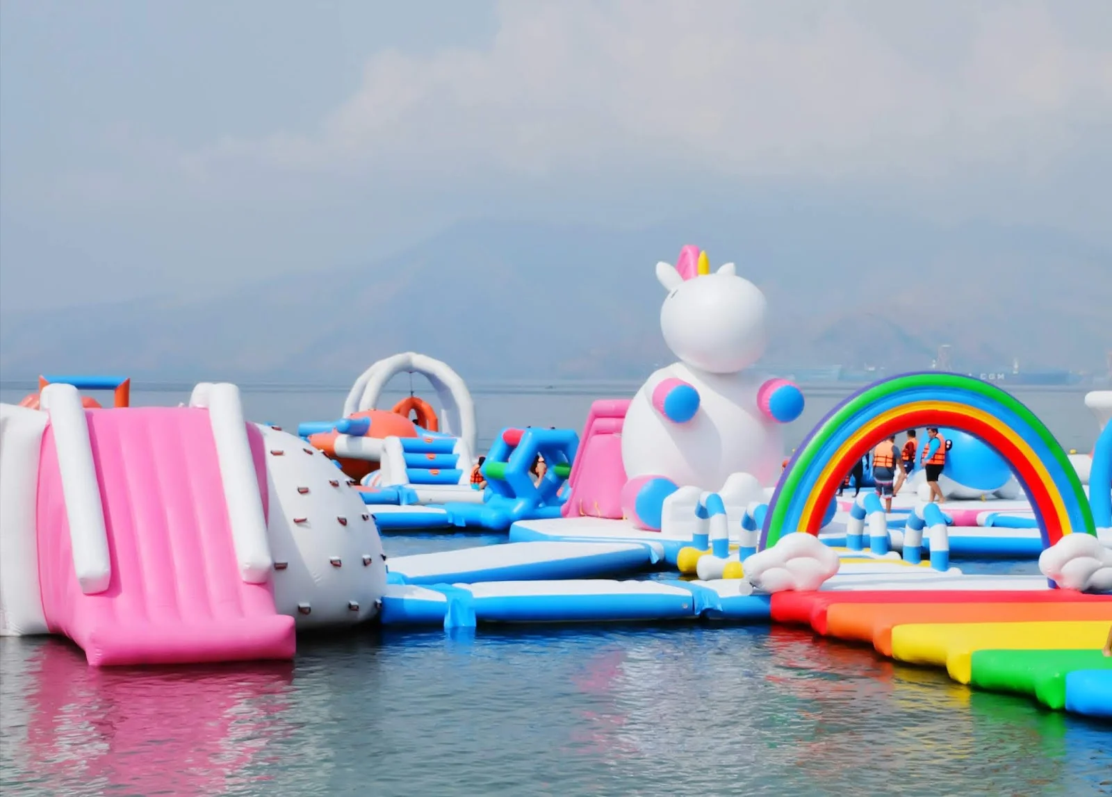 Khám phá đảo phao Unicorn đa sắc màu