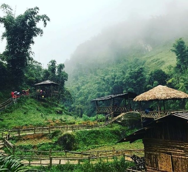 Dạo chơi ở 'ngôi làng đẹp nhất Tây Bắc' khiến khách Tây mê tít