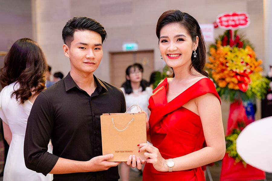 Nên tặng quà gì trong lễ kỷ niệm ngày thành lập công ty?