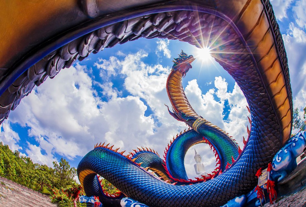 Du lịch Thái Lan ghé thăm tượng thần rắn Naga khổng lồ tại đền Wat Phu Manorom