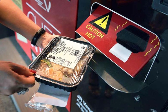 Các khu ẩm thực Singapore đưa máy móc vào phục vụ khách