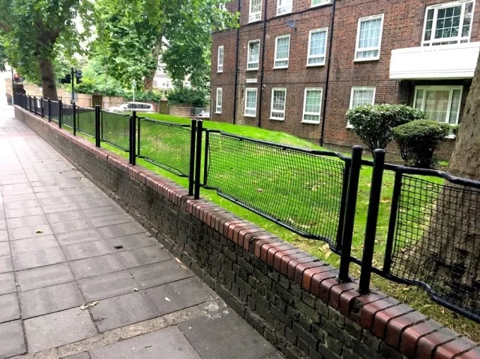 Những chiếc cán y tế được tái chế thành lan cang ở London