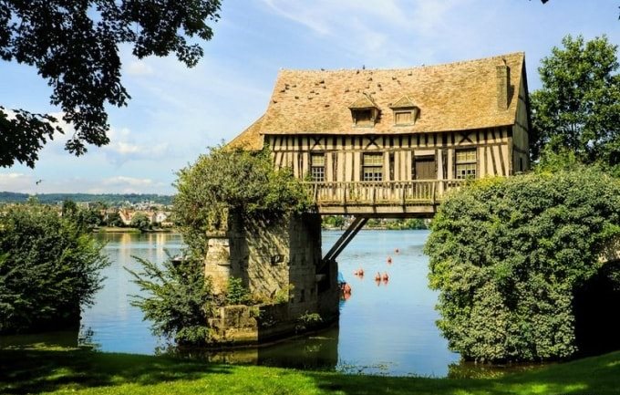 Ngôi nhà nằm lơ lửng trên dòng sông Seine ở Pháp