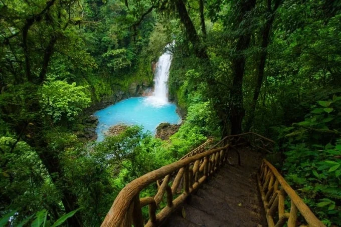 Dòng suối đẹp ngỡ ngàng ở Vườn Quốc gia Tenorio Volcano, Costa Rica
